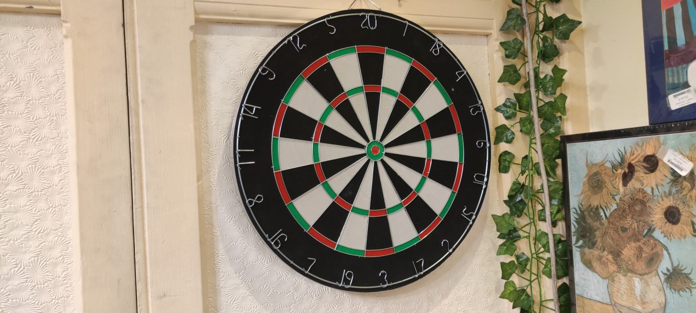 Cible de fléchettes + 6 fléchettes en métal.